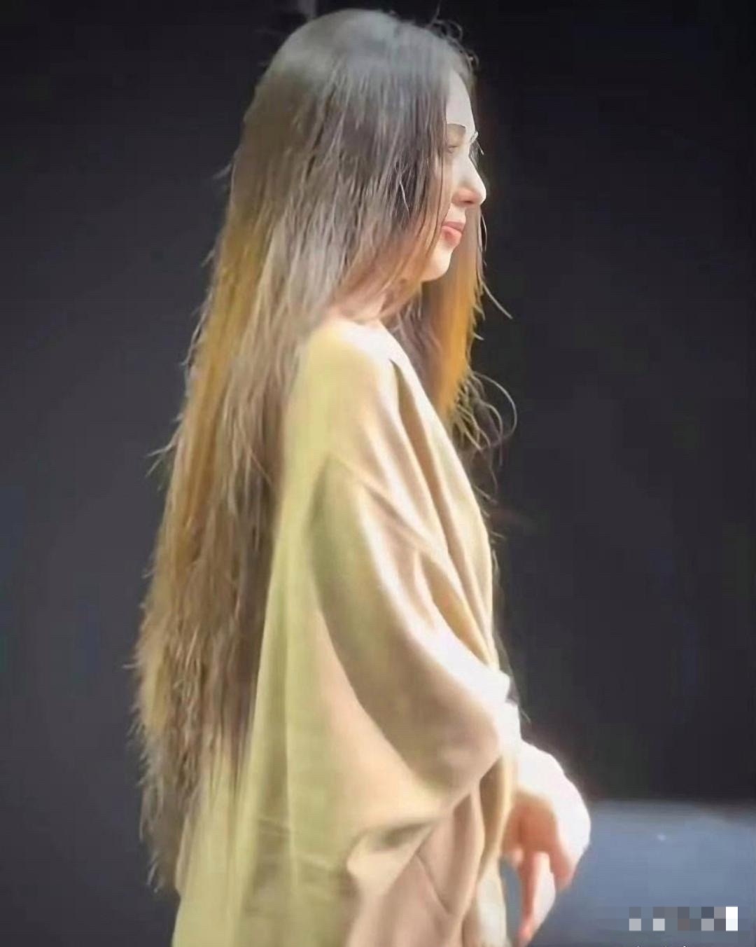 原来有钱人都是纯天然 头发都不保养 