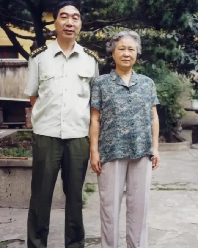 1964年，北京军区后勤部通知女勤务员黄振荣："虽然他被撤职，但是为革命负过伤，