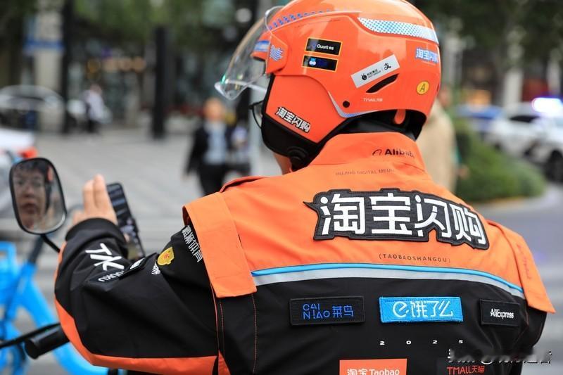 商圈里偶遇整队闪购骑手时，他们仿佛职业赛车手误入配送江湖。年轻人举着手机追拍这行