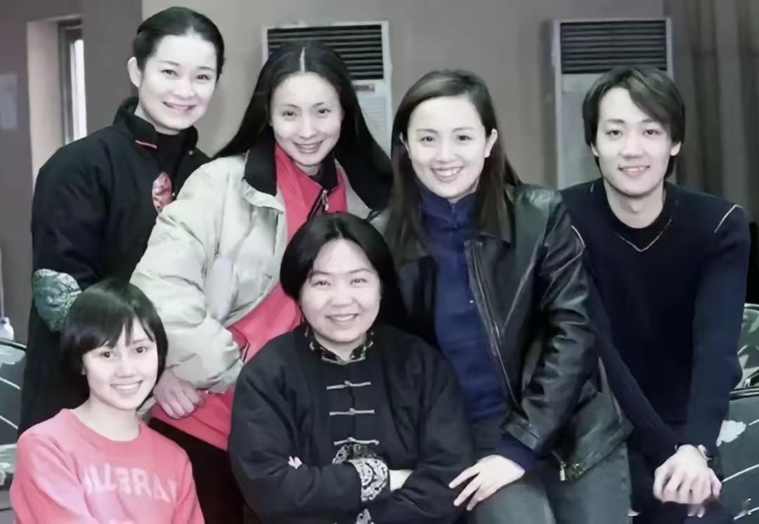 朱媛媛和她的同学们，有萨日娜、小陶红、夏雨老婆袁泉，旁边的男生后来成了她的丈夫！
