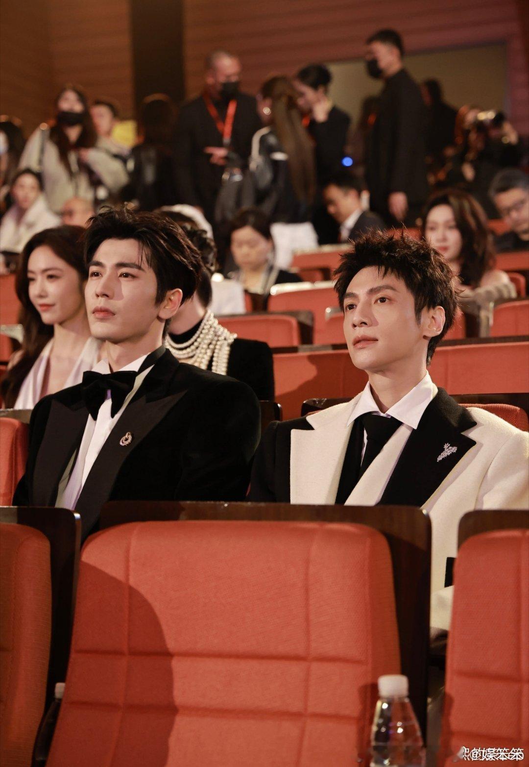 微博视界大会鬼怪2.0 哇塞！微博视界大会内场直接开启“颜值盛宴”！张凌赫和罗云