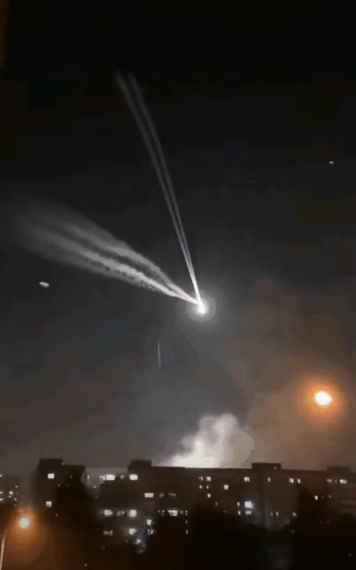 特维夫的人们心里可能要崩溃了，看到以色列发射过来的导弹，这时候他们感到非常紧张，