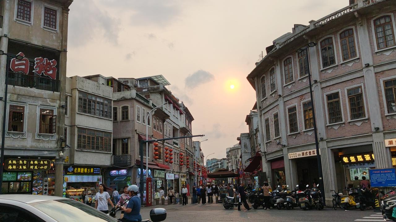 我在纠结
​是先吃再写
​还是边写边吃
​是从街头吃到巷尾
​还是拣我得意的先垫