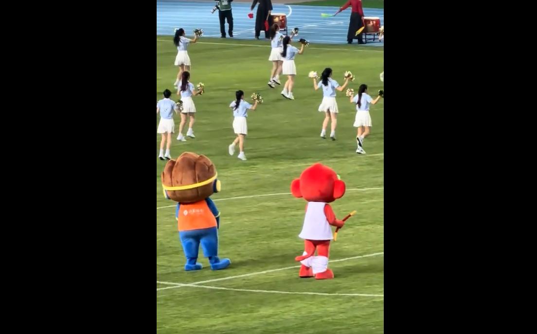 4月11日苏超联赛连云港主场揭幕战中，吉祥物“猴宝”表演时裤衩意外滑落，30分钟