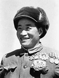 1964年，毛主席得知奇袭白虎团的英雄排长从朝鲜战场归来11年，却依然只是副连长