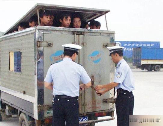 老照片欣赏：又是一年春运时，来瞧瞧这张拍摄于30多年前的照片，地点是四川成都的一