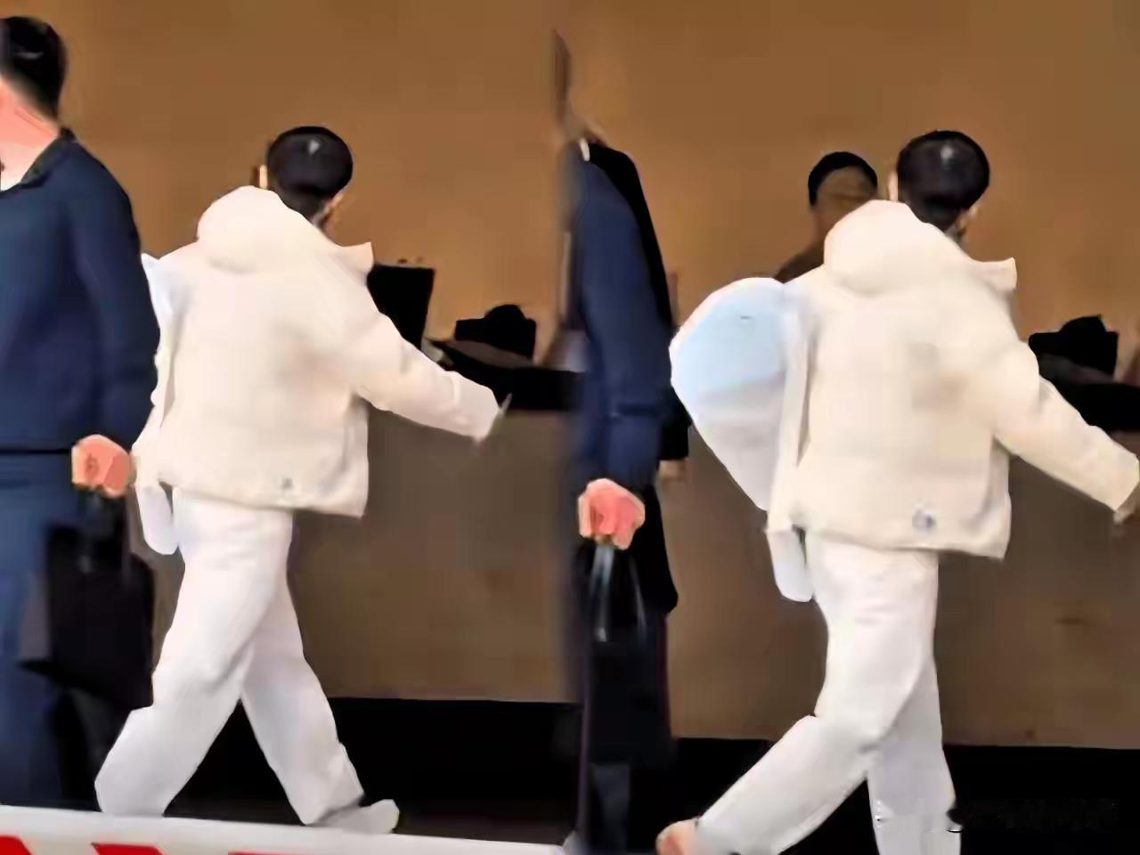 莎莎出发去成都啦！
偷偷换了新发型，剪短了哦。
​小姑娘没和大部队一起，
自己小