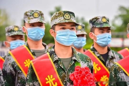 高中毕业就当兵和大学二年级当兵哪个更好？这取决于你的核心目标：想长期留队发展选“