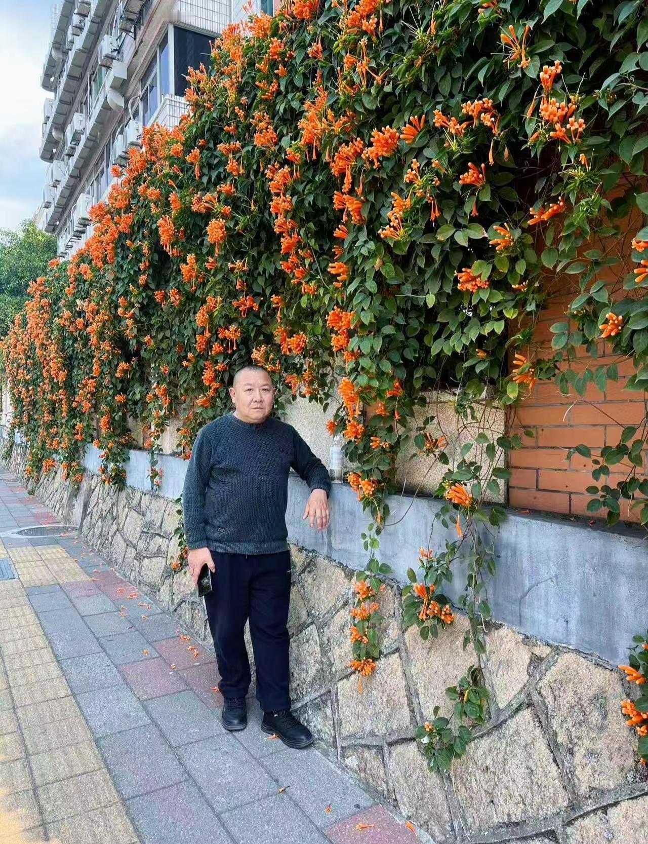 如果你也六十岁了，就来听听这首歌的兹味吧！🎶 享受阳光，享受生活！享受阳光享受