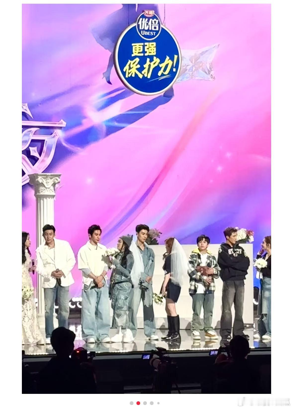 武艺从半个内娱真夫妻身边路过 又来吃狗粮了！武艺这次居然参加了婚综《天声一对》，