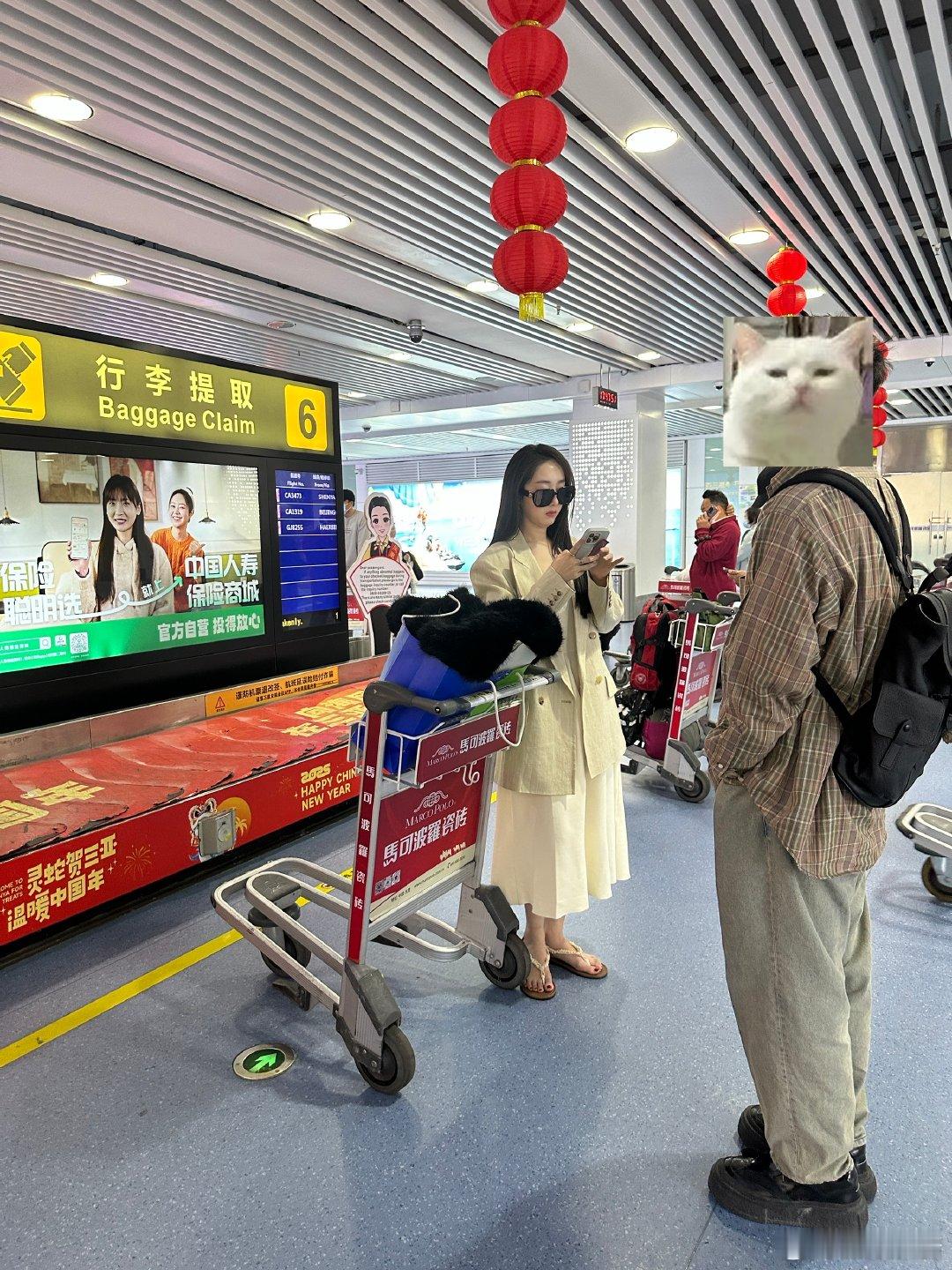 三亚机场偶遇蒋梦婕 真人简直美翻了，米白裙与西装的搭配尽显优雅气质！期待她在《浪