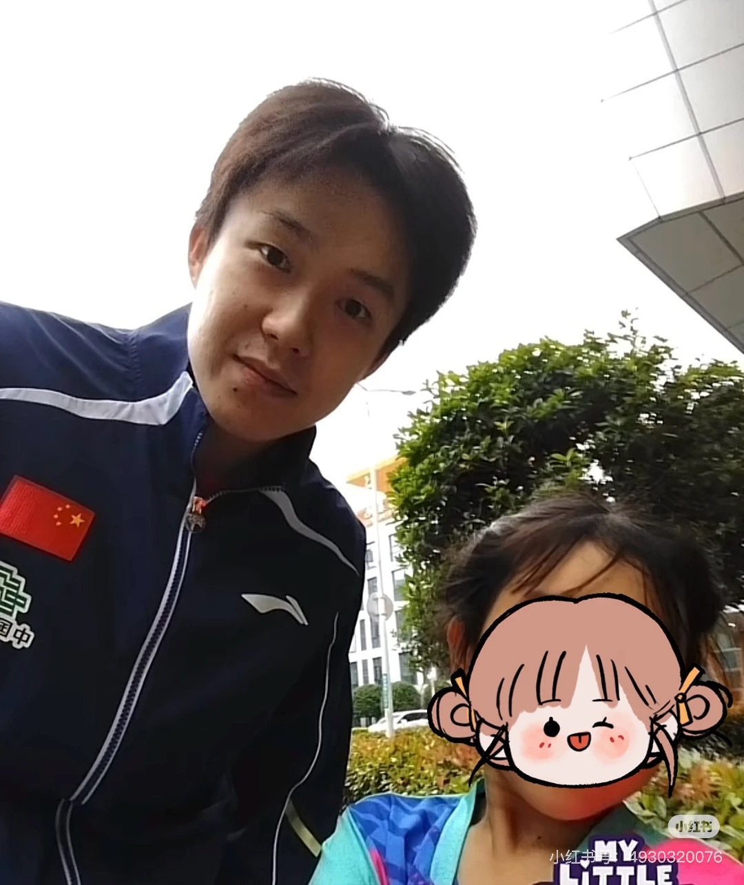 耶儿不会拒绝一个小天才自拍。 