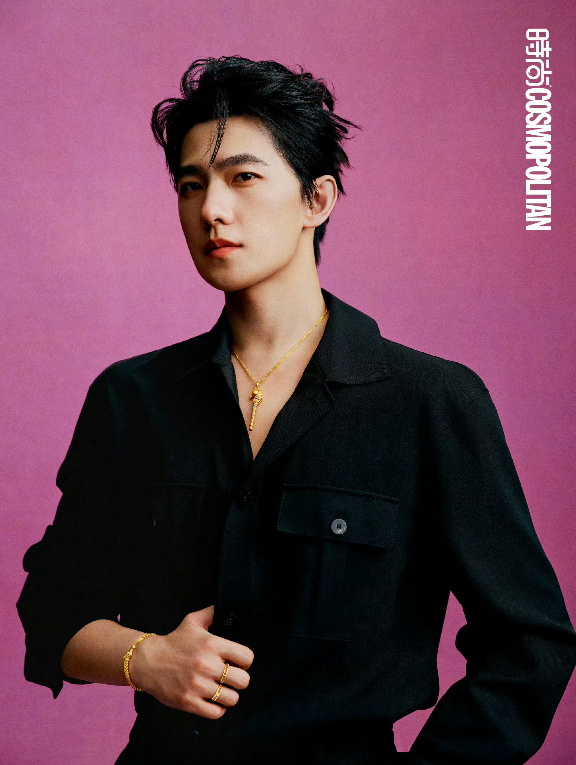 杨洋背头谁懂啊！杨洋一梳背头直接封神，骨相优越到犯规，清冷贵气感拉满，每一帧都在