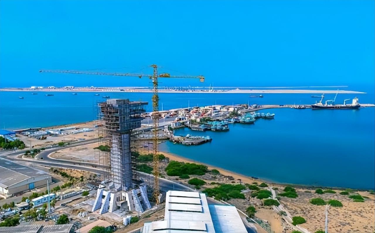 特朗普“白忙活了”，伊朗一招破局，跳出波斯湾，直通印度洋

1万美军，15艘舰艇