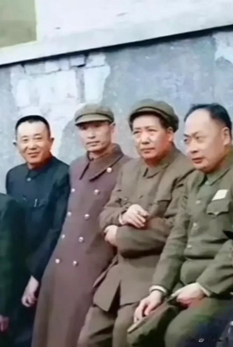 这个世界，还有比土地更美的吗？我觉得有：

1、毛主席等老一辈革命家。

道友们