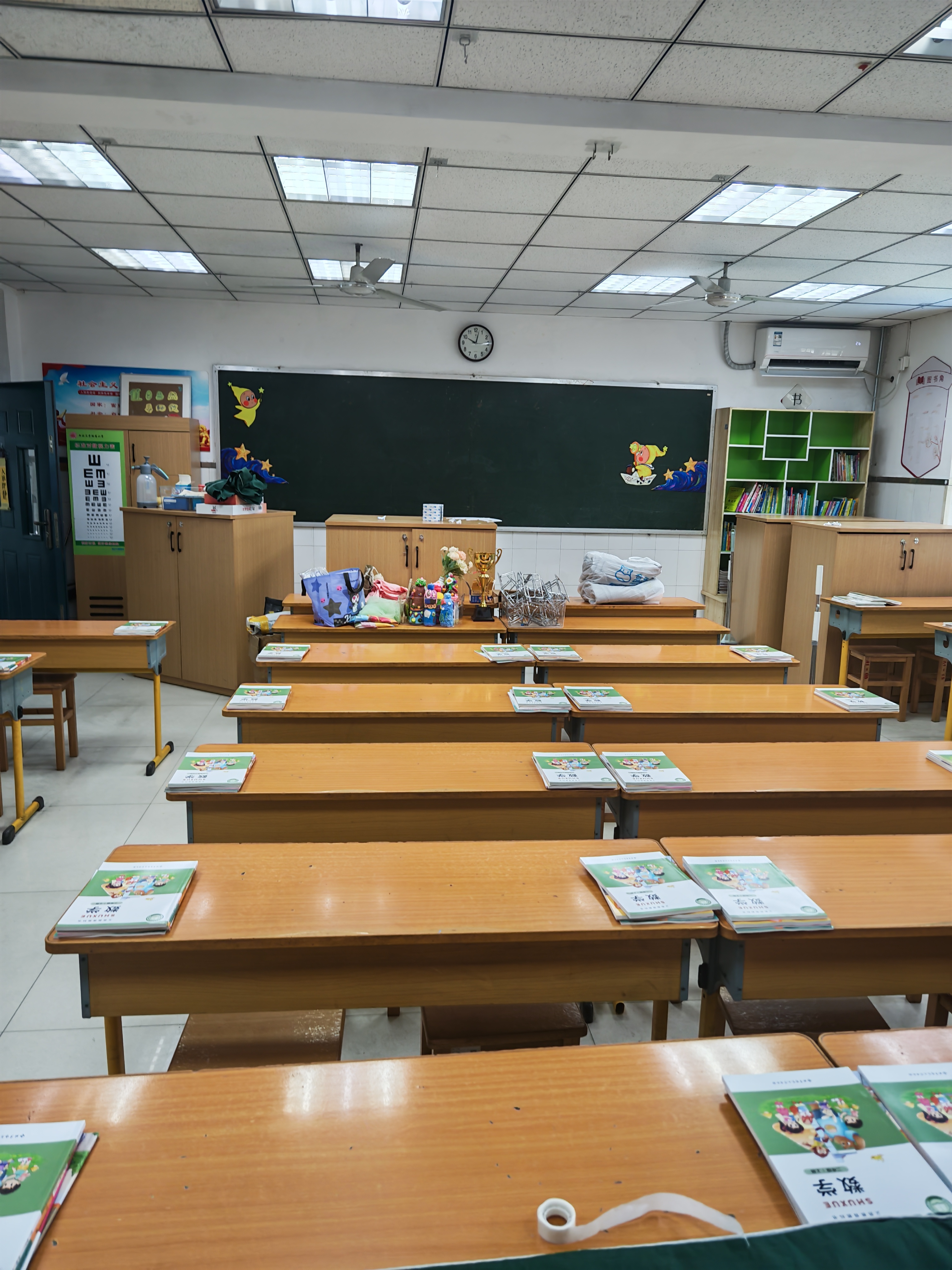 今天是打扫卫生的一天，仿佛回到了我的小学时代。  ​​​