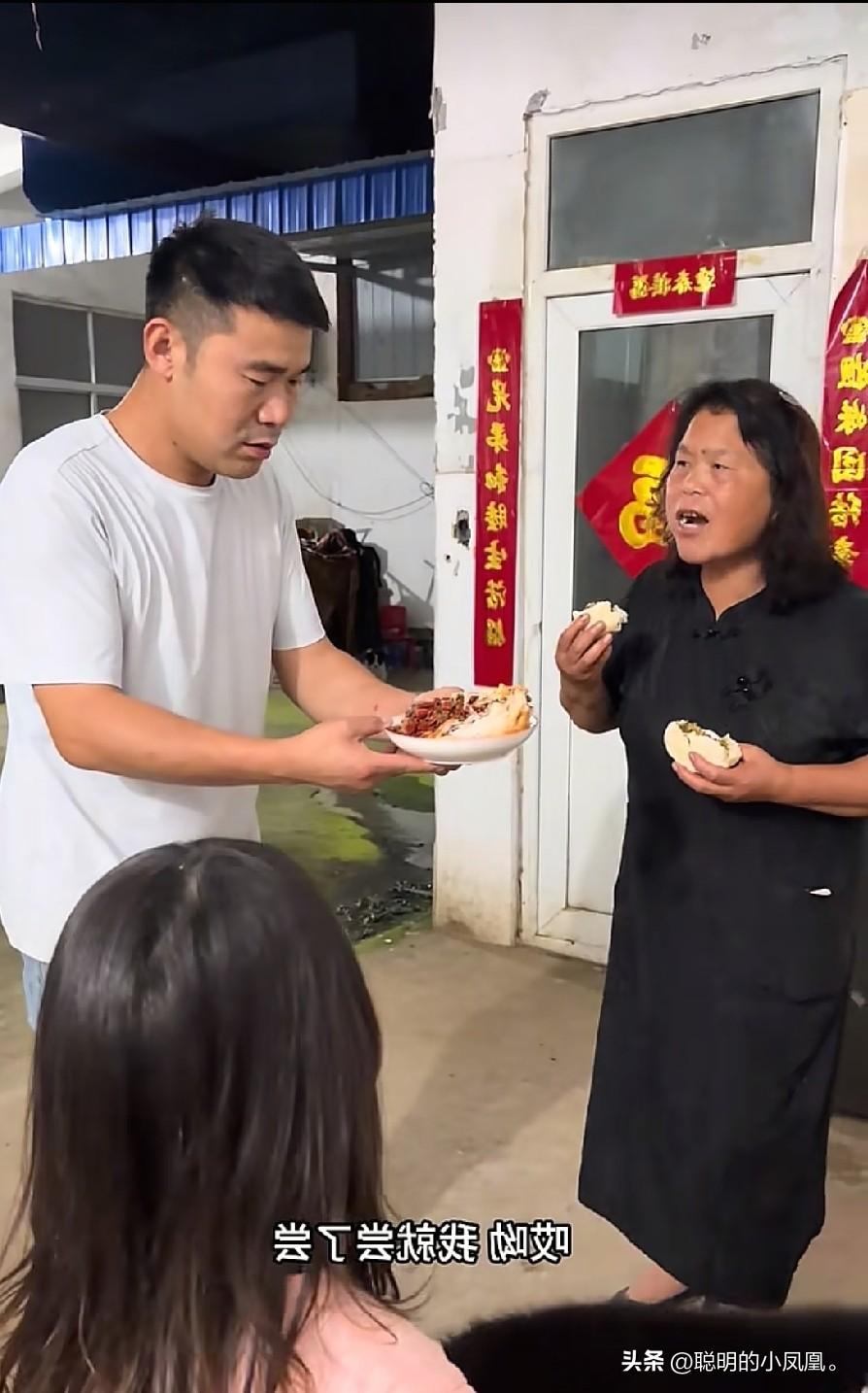 小故事！ 
    半熟 又说谎话。杜半熟 从安徽回来，说自己 没钱买车票回来，
