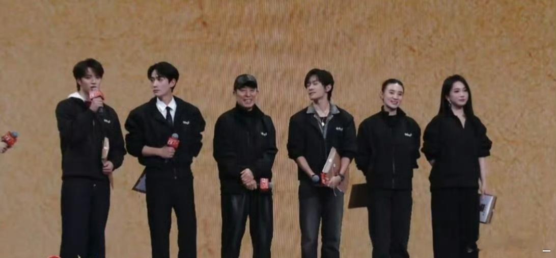 张艺谋说早就想和朱一龙合作了一句“早就想合作”，是业内顶级导演对演员的最高期待。