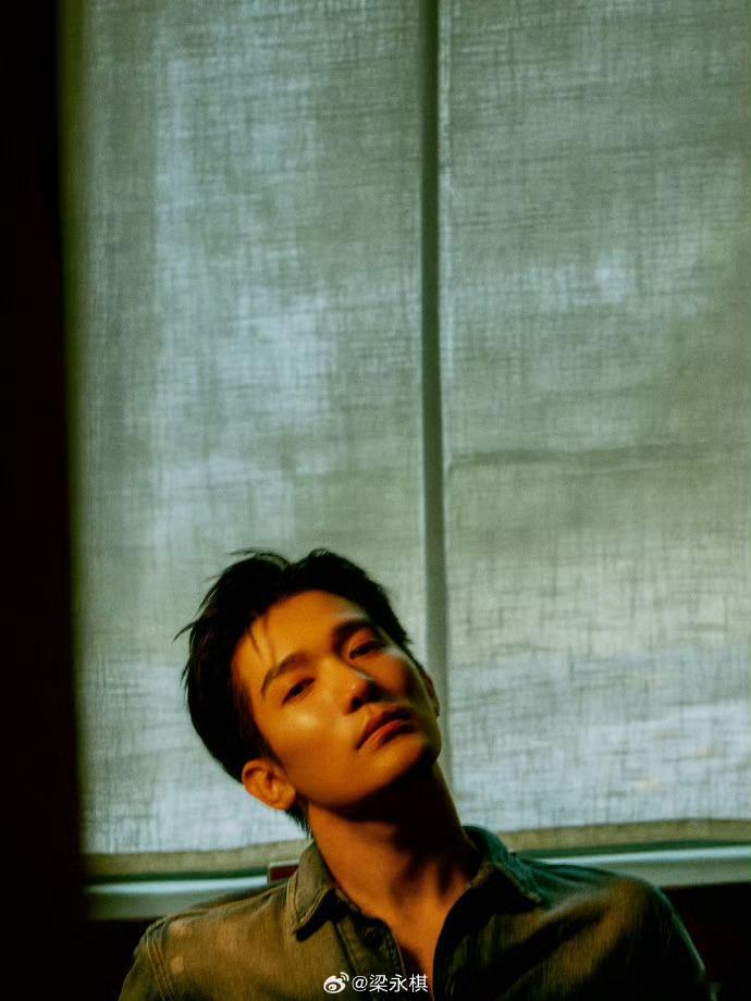 梁永棋生日直播梁永棋生日直播状态简约棒球帽搭配素颜，镜头前状态绝佳，完整梳理新歌