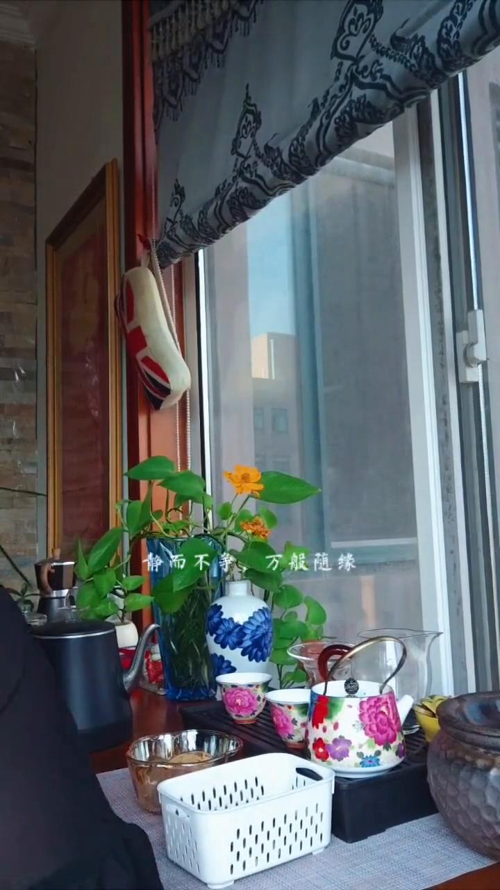 静而不争，万般随缘。
人到了一定年龄，总要懂得静而不争，万般随缘。生命中的许许多