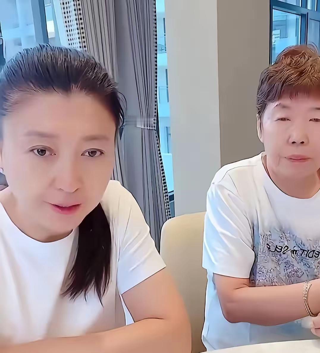 老姨77岁，退休金三千二，谁劝都不听，每月叫表妹到银行取一千块，六百零花，四百每