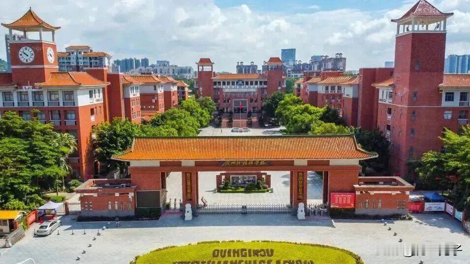 网传广州今年九月起义务教育阶段不再划分重点班、尖子班，老师也随机分班。

如果这