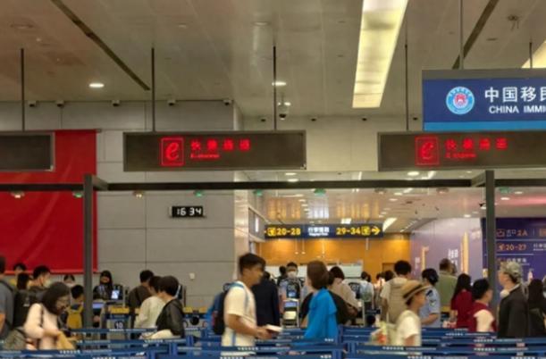 太险了！8月29日报道，上海浦东机场边检民警拦下一名外籍旅客，对方自称来华旅游，