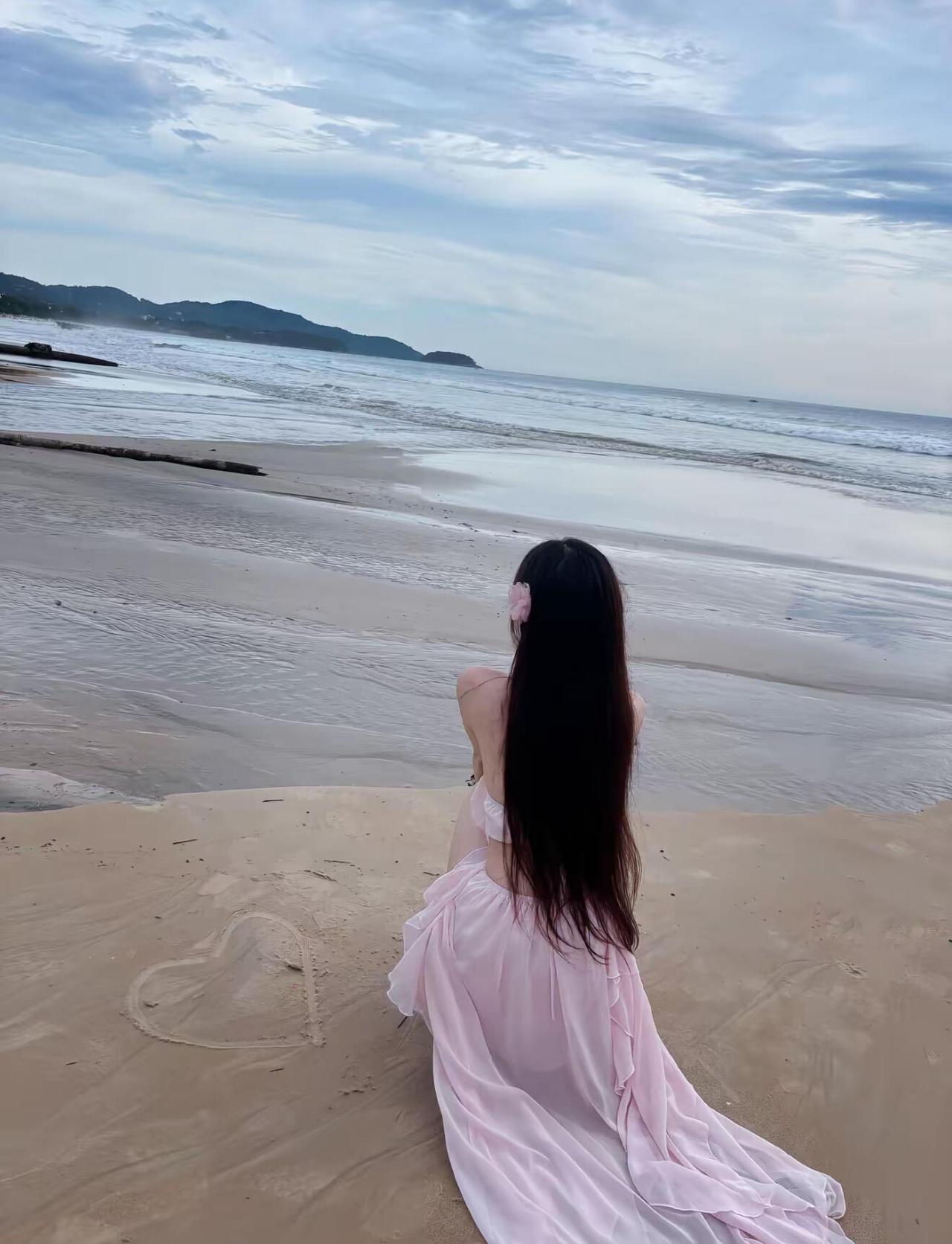 我发现，
女人全身上下，
最不能出现的就是白头发，
一旦它悄悄冒出来，
你真的就