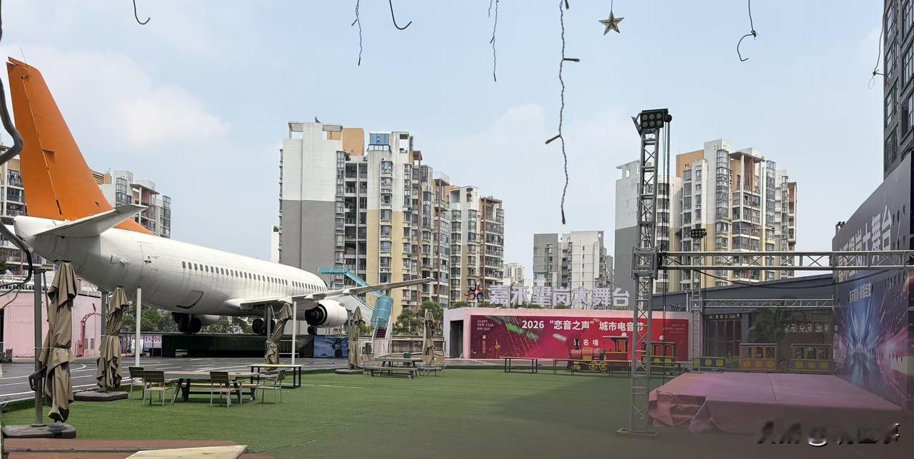 波音飞机跌到闹市区