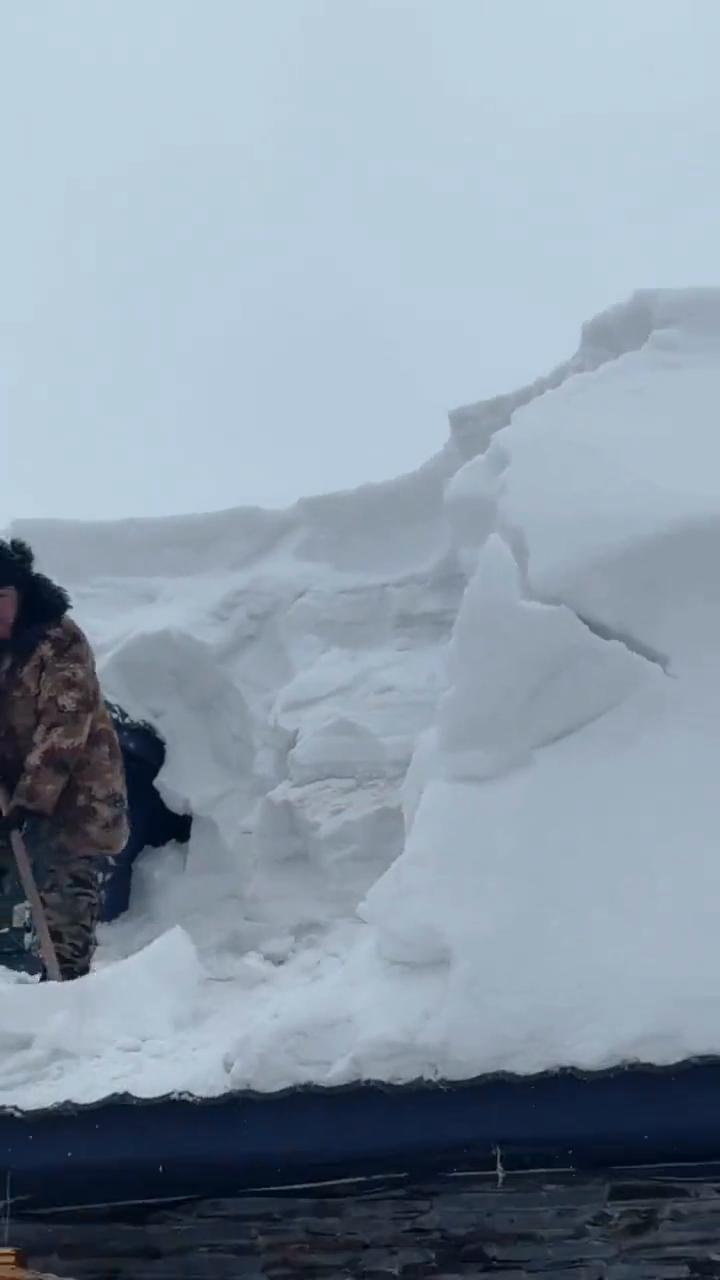 看看房上的雪多厚，两米多深，不行了，再不行把房子压塌了。