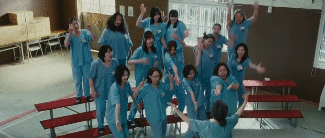 监狱版浪姐 昔日歌星、年轻母亲、各自带着故事走进高墙。当她们凑在一起，不是抱团取