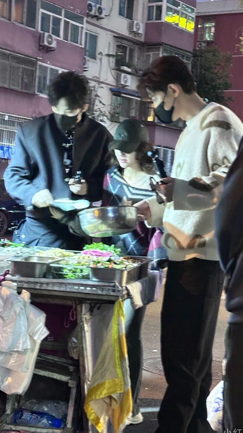 今天的偶遇，吃麻辣烫的大明星真的接地气。明星往那一站都跟别人不一样的感觉[泣不成