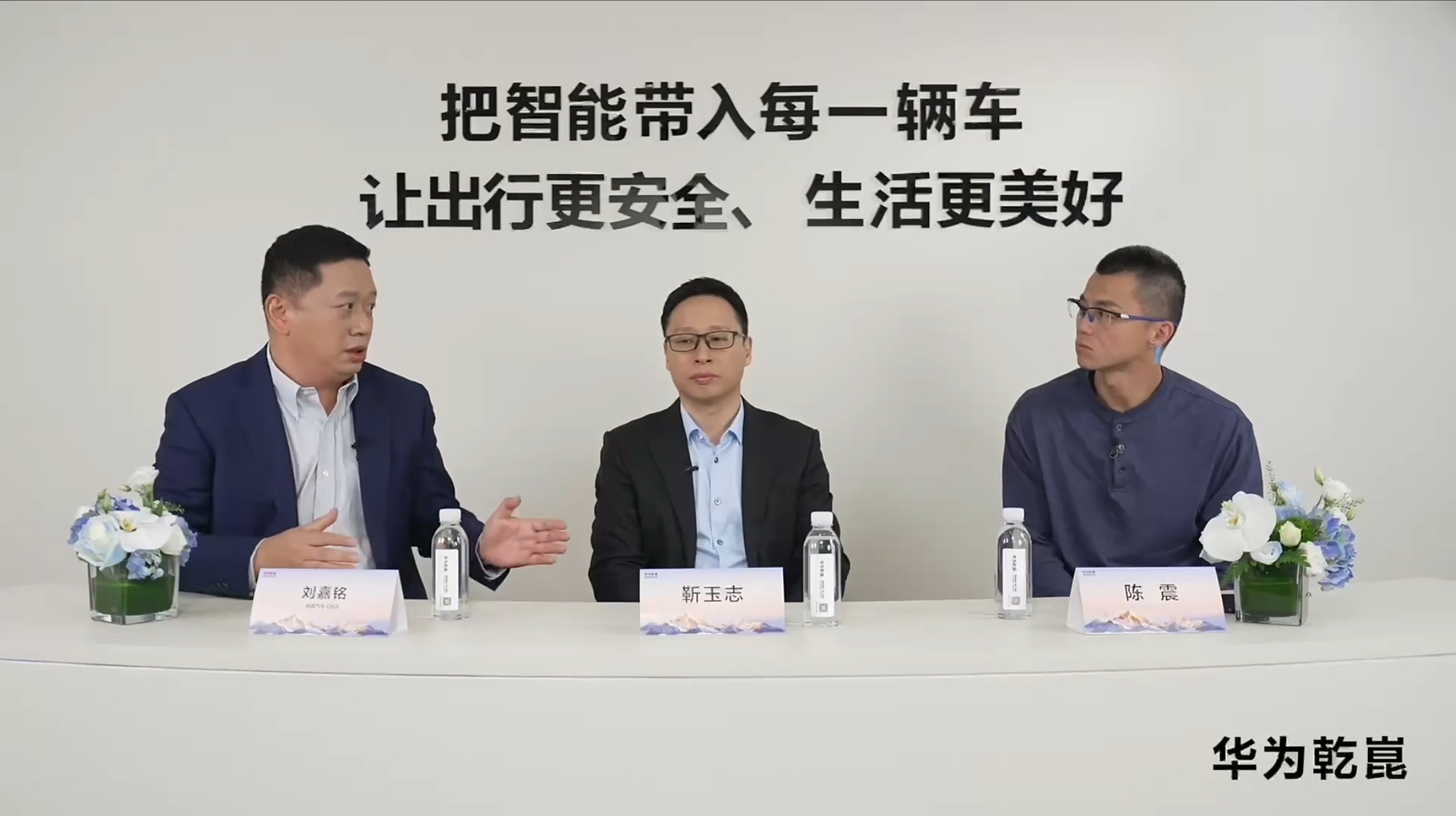 启境这波操作有点意思，直接把悬念留到了明年6月。陈震说看过了实车，评价是华系最美