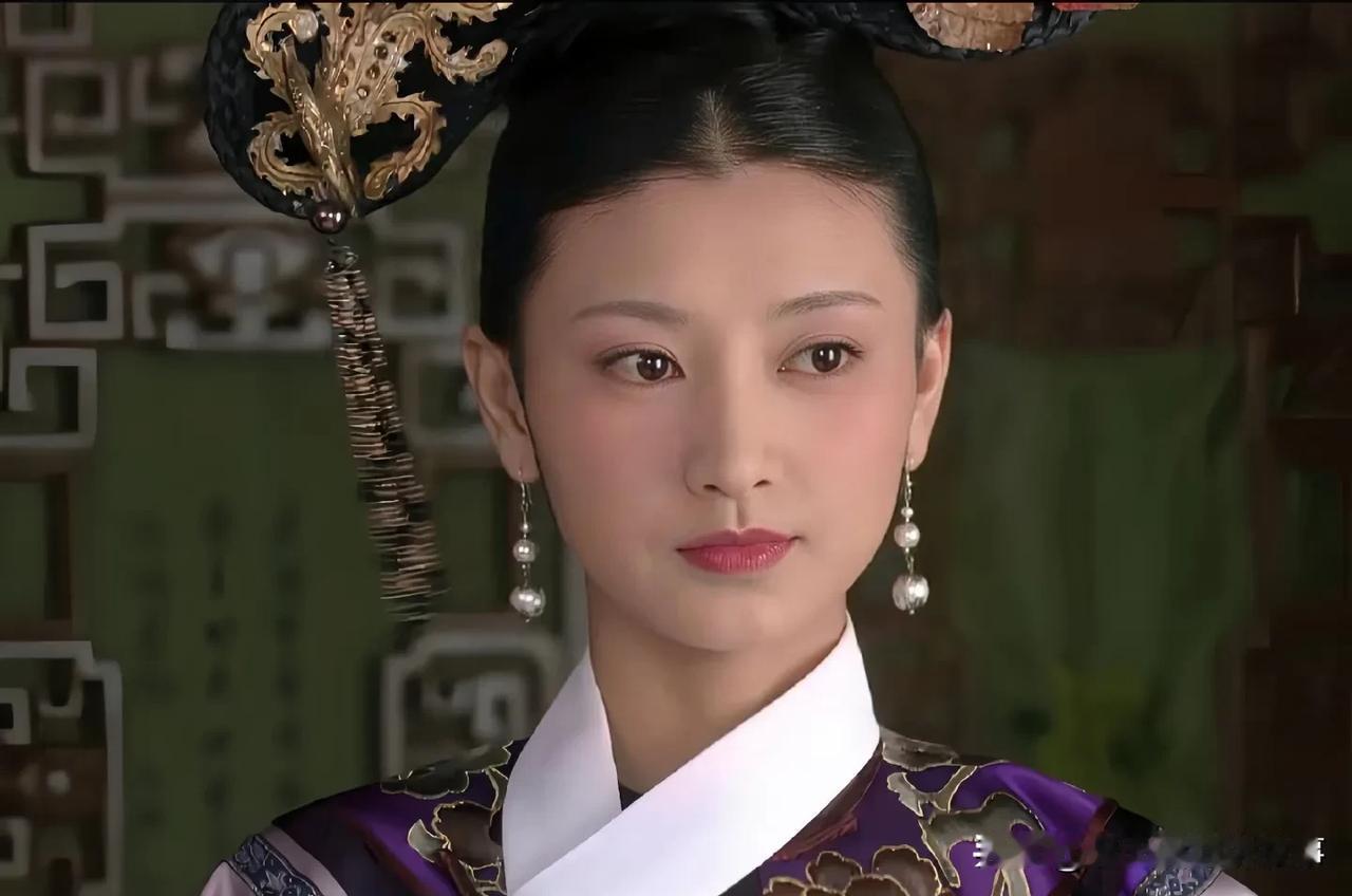 看《甄嬛传》时，总有人琢磨：比起大女主甄嬛，为啥戏份不算多的沈眉庄反倒让人记挂得
