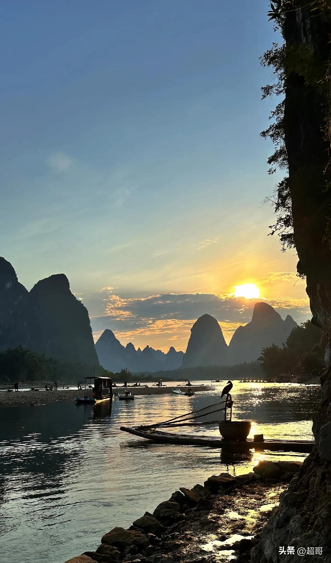 广西桂林真的美到超乎想象！就说漓江，那雾中美景宛如仙境。江面上雾气缭绕，远处的山