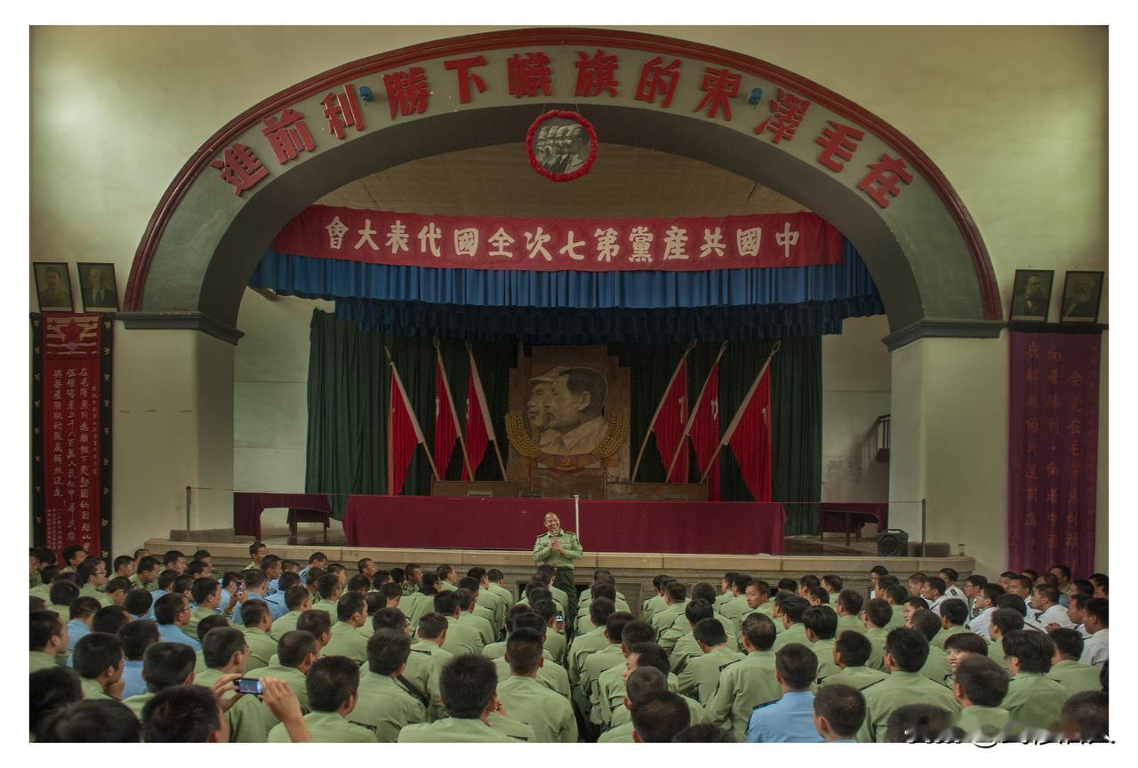 重温延安精神，
                  赓续红色血脉
       