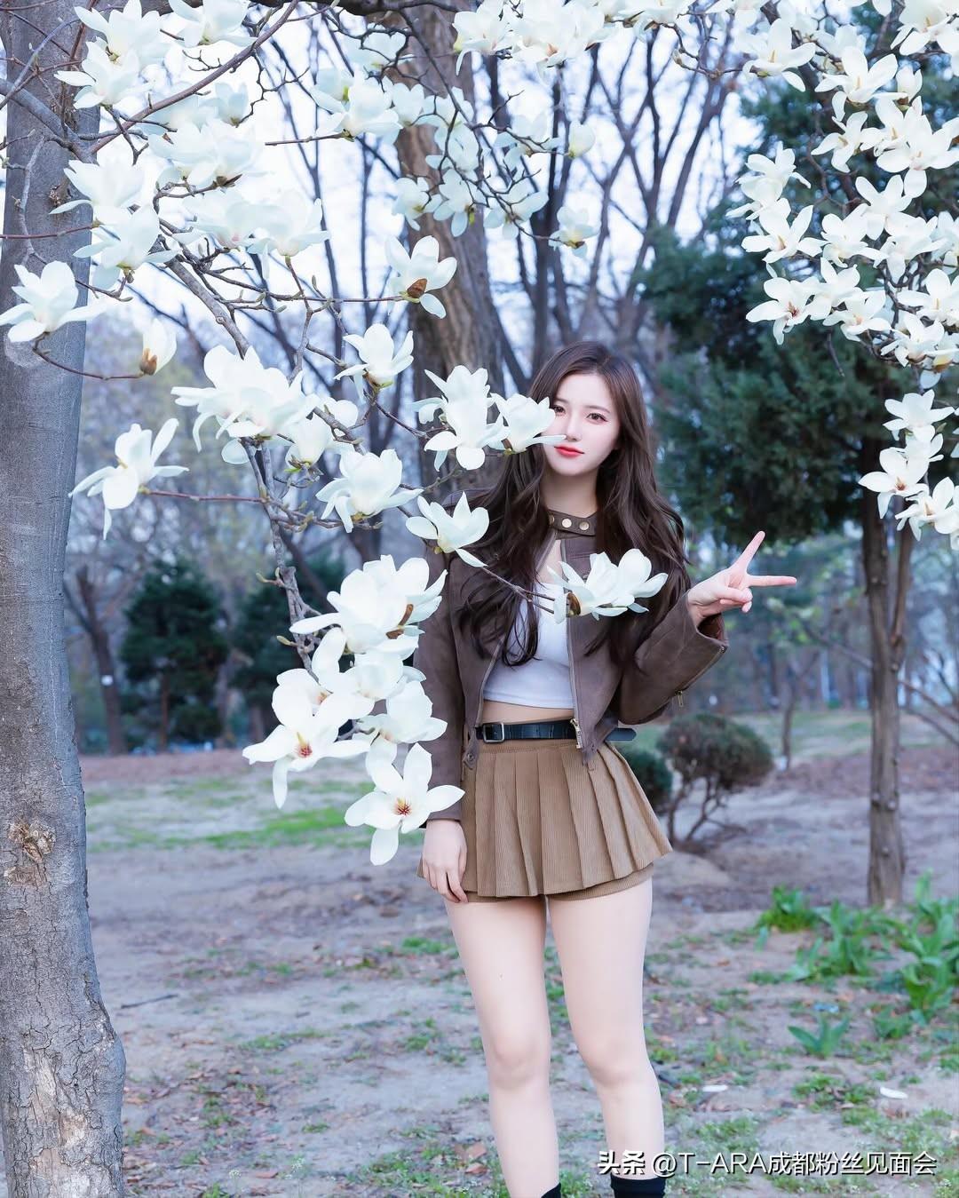 春日花海中的甜美少女，打卡成都T-ARA粉丝见面会！🌸💕网络美少女穿搭分享 