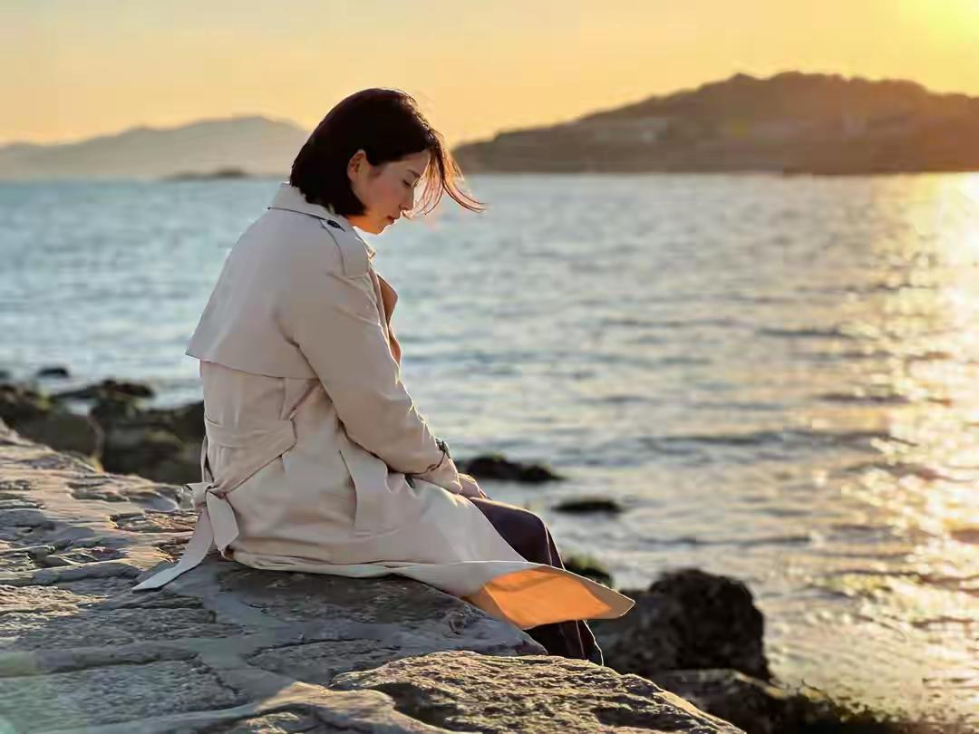 排律一
成熟未必泪涟涟，淡笑轻言心自宽。
生命何须卑讨好，灵魂自可贵安然。
零件