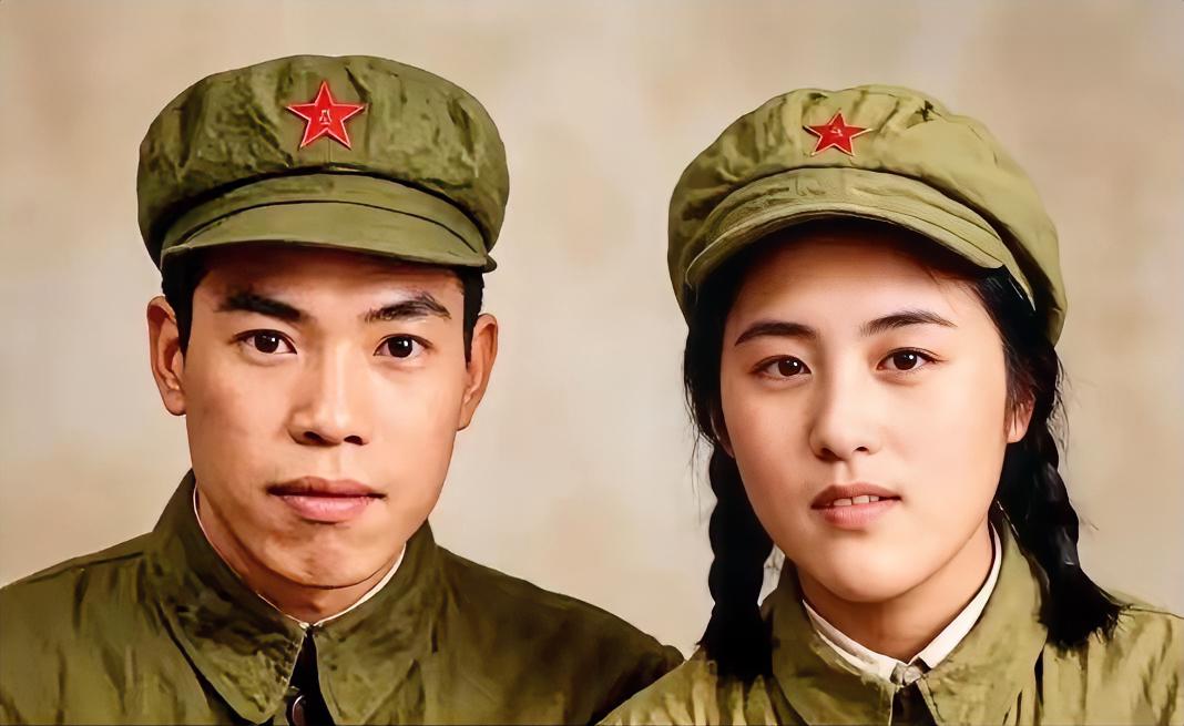 梁兴初的夫人任桂兰，她有多美？这是她19岁的一张合影，眉清目秀，气质不凡
