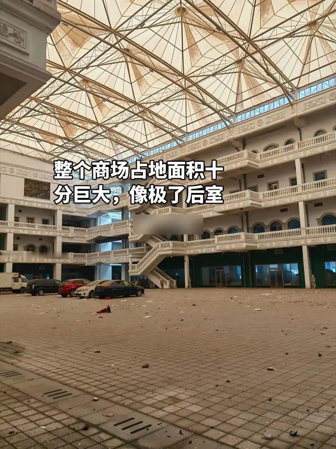 上海藏着一座荒废多年的巨型商场。
踏进中庭瞬间恍惚，仿佛闯进网传的后室空间。
 