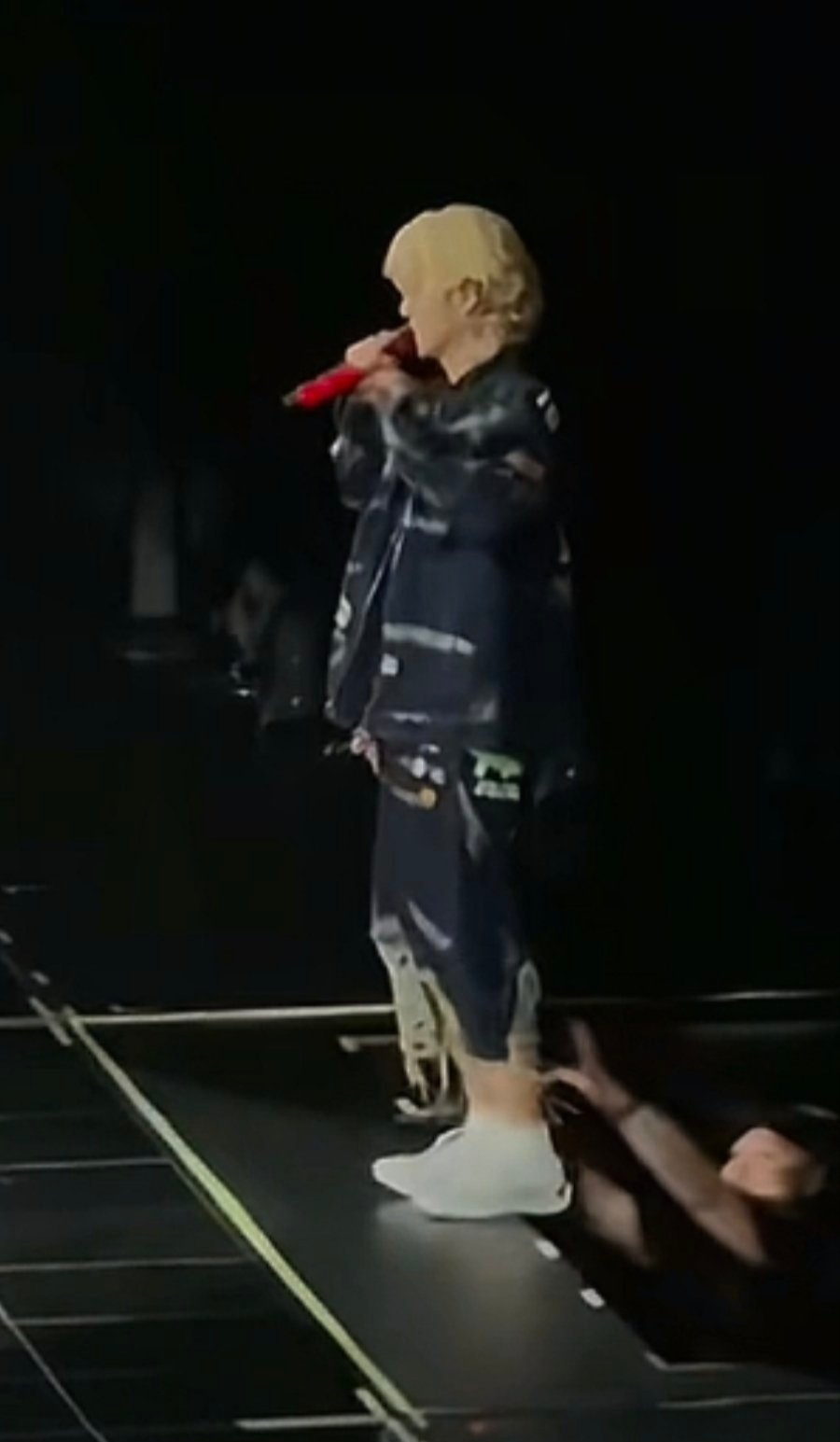 鹿晗演唱会倒退到升降台边差点踩空 好险呀。还好工作人员眼疾手快扶了一下，要不然会