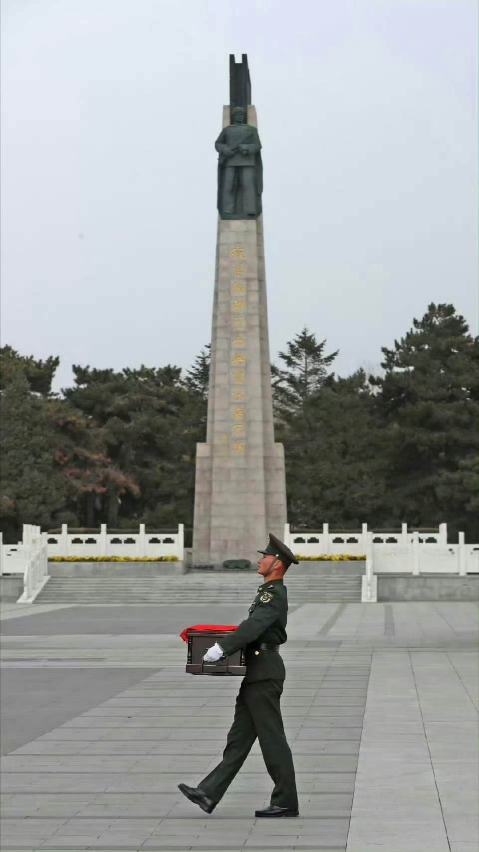 明天一起接第十三批12位在韩中国人民志愿军烈士遗骸及相关遗物归国。