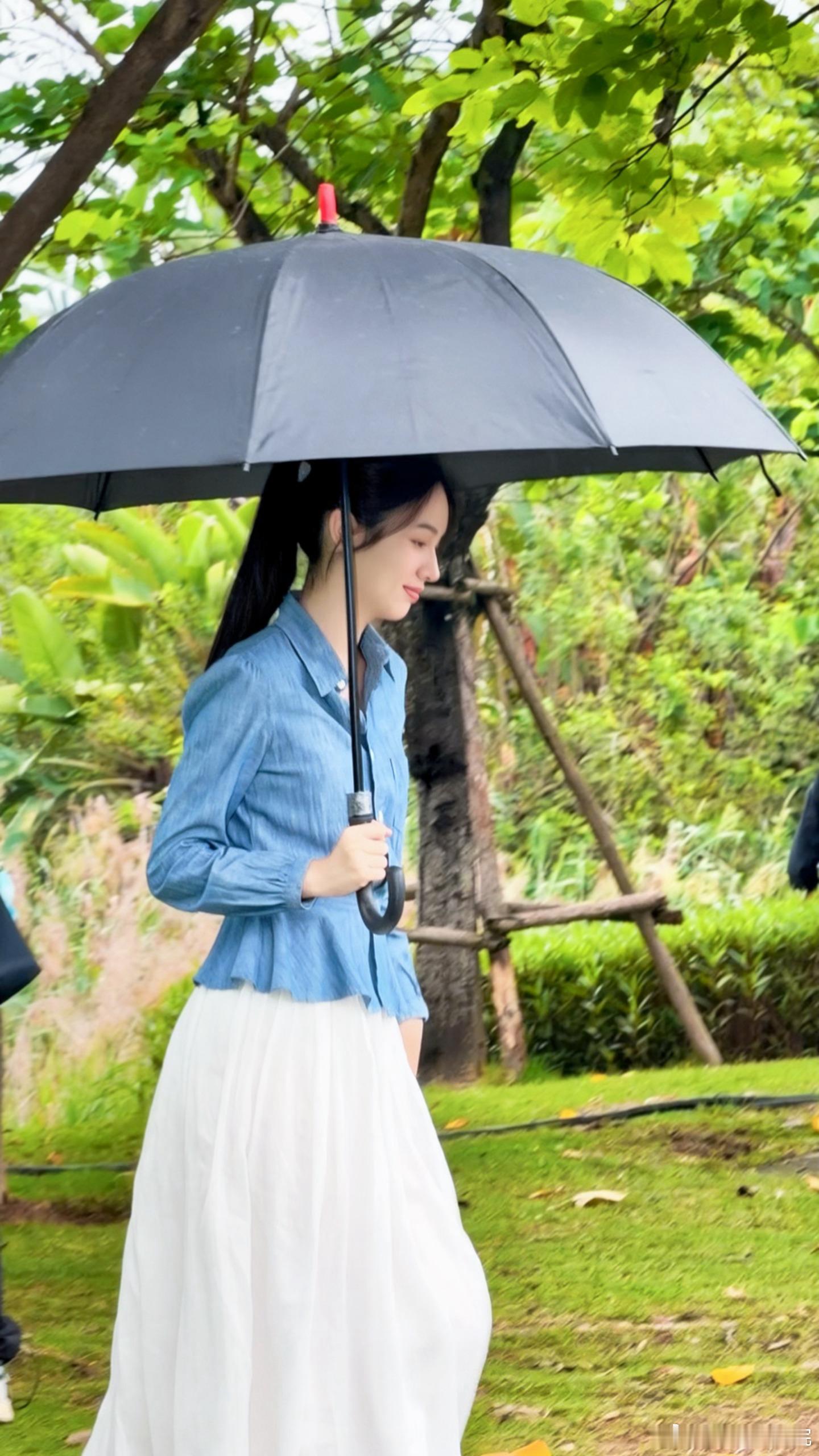 周也林诗兰忧郁感溢出屏幕周也林诗兰自带雨季破碎感光是路透氛围感，就能脑补完整悲伤