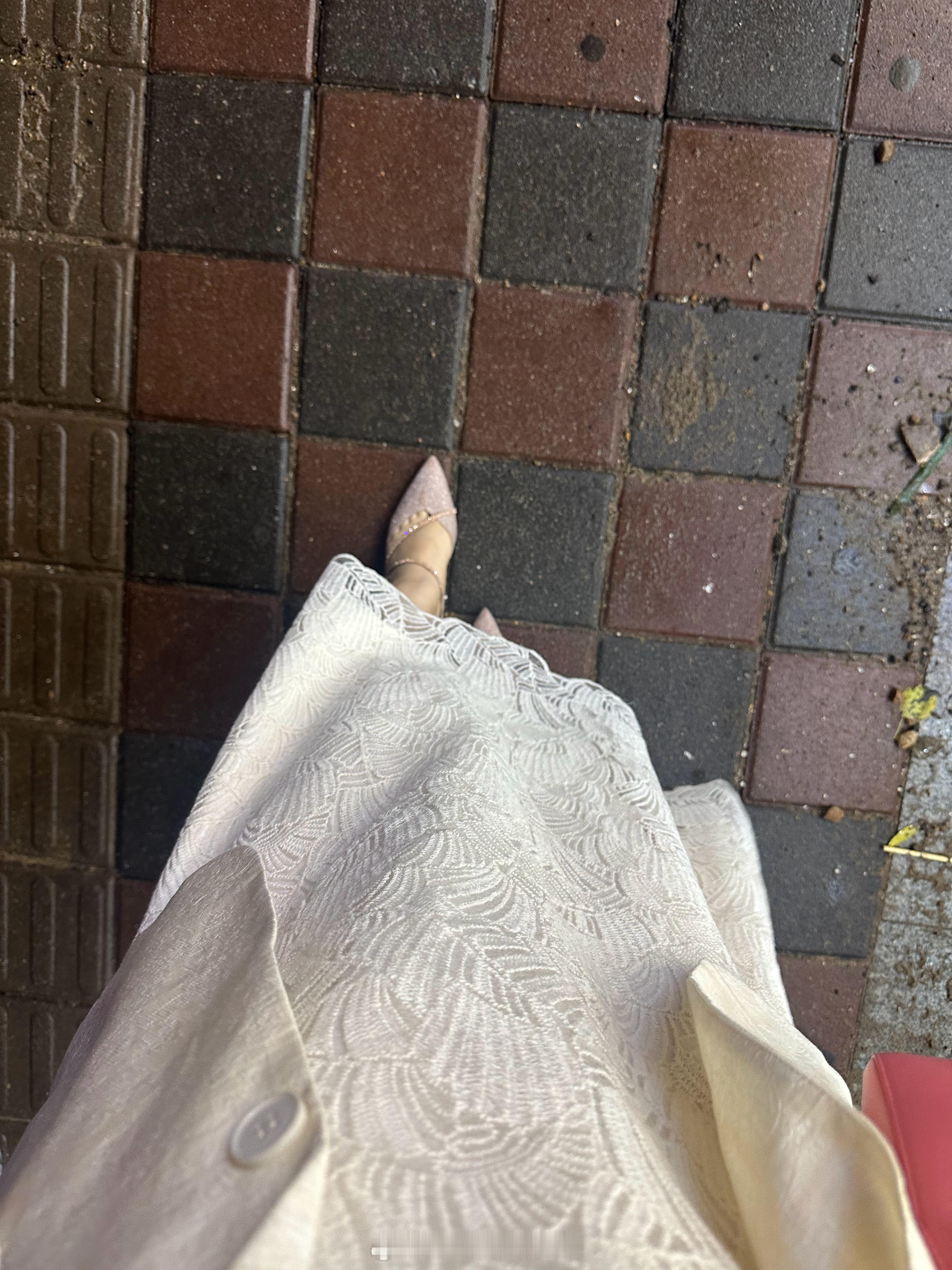 被迫下车了，穿这身踩水坑。。。 我提着裙子过马路，旁边车离我老远就停了，怕崩我身