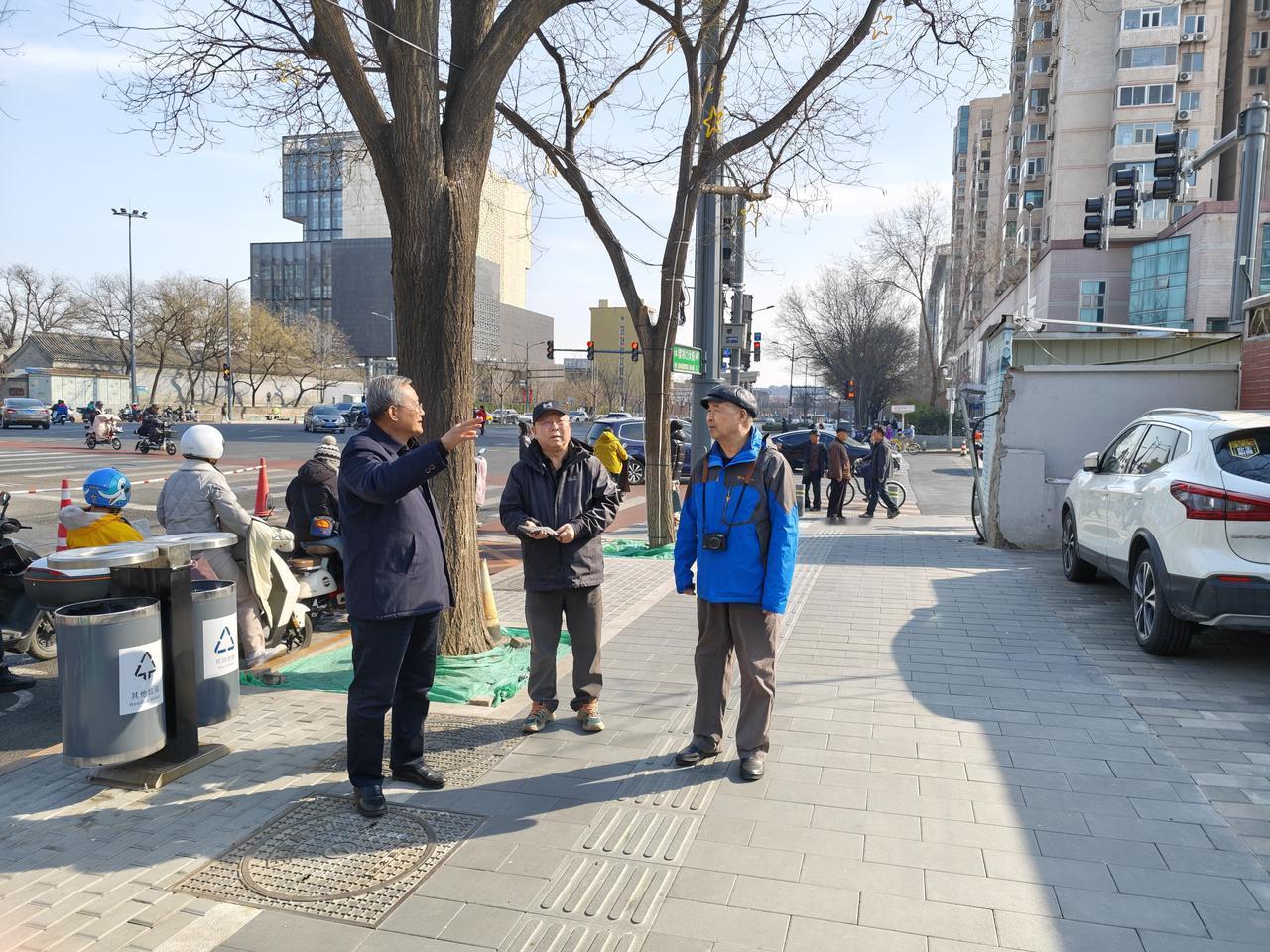 今日下午，《牛街志》编辑部的几位同仁，陪着史志专家张老师，对湖南会馆、圣安寺和莲