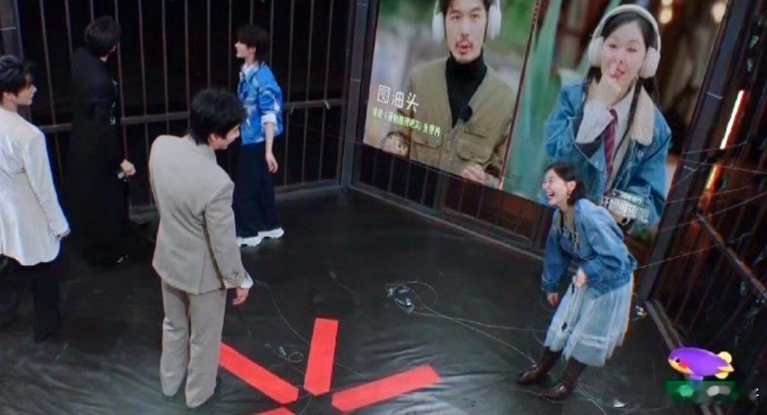 金靖没少看丁程鑫直播张凌赫回复丁程鑫万万没想到综艺名场面来源是日常直播，氛围感直