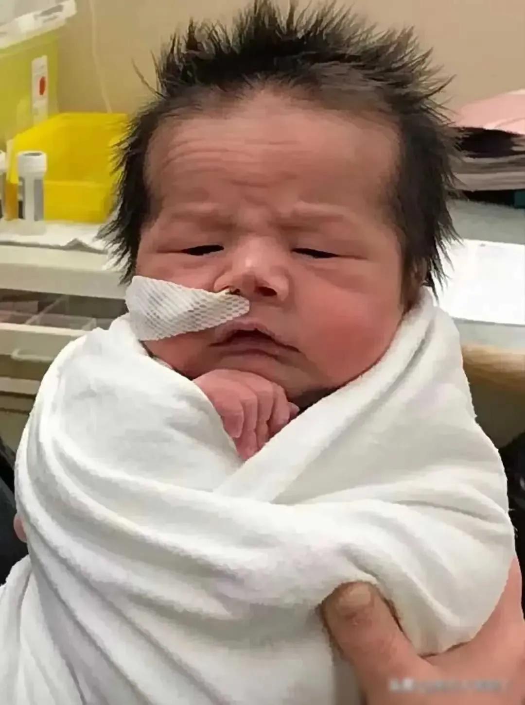 说实话，这孩子长的有点儿像毕姥爷[抠鼻]