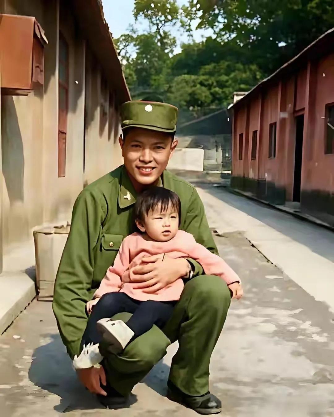 郑丽文的名字火了，她的名字可是有来历的。

郑丽文的父亲郑清辉是国民党士兵，他还