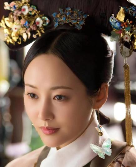 1765年，38岁高龄的令妃产子不久，乾隆前来探望。看着令妃丰满成熟的身体，乾隆