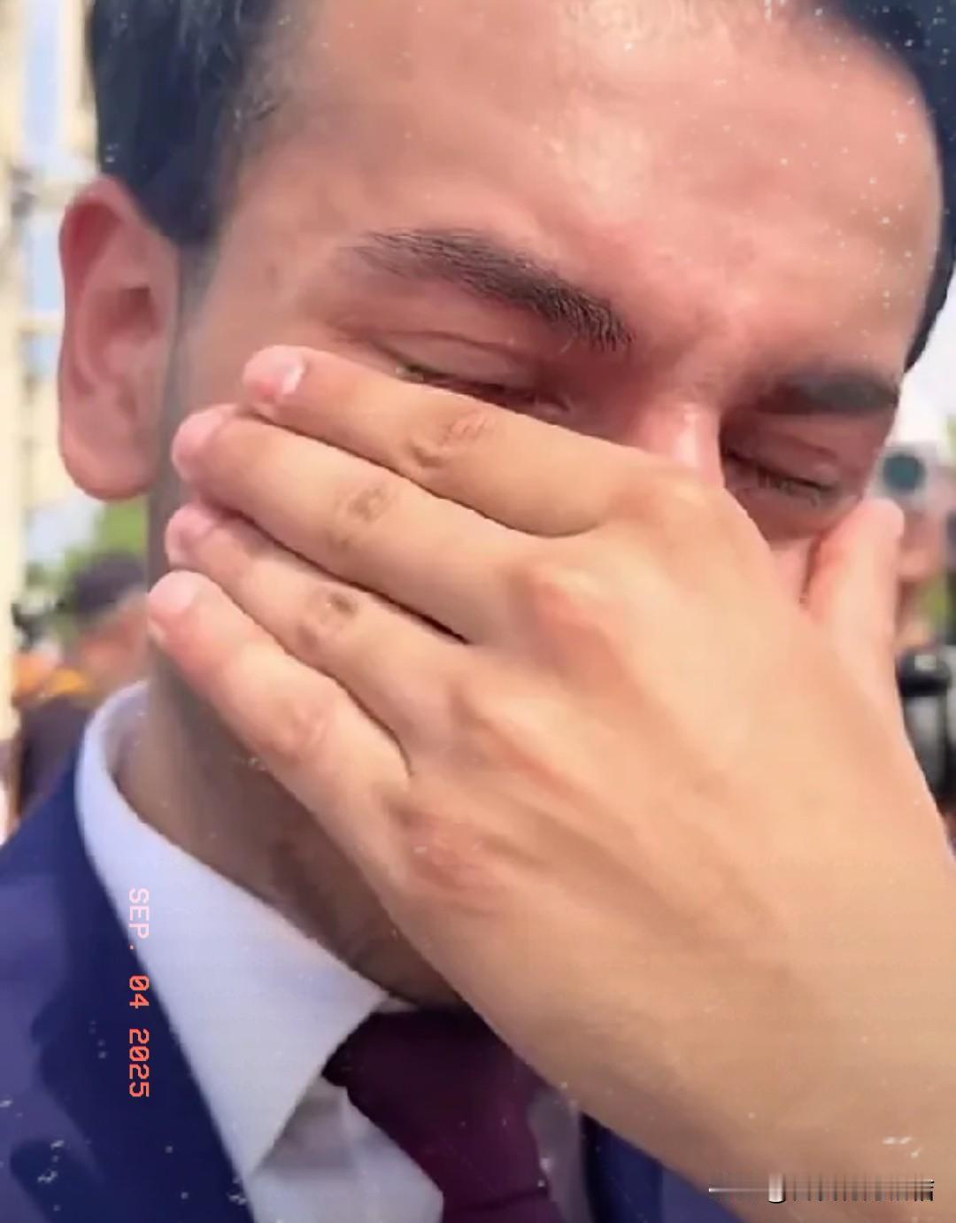 看完九.三大阅兵，伊拉克记者哭了！

他说：“我多么希望我的祖国也能像中国一样强